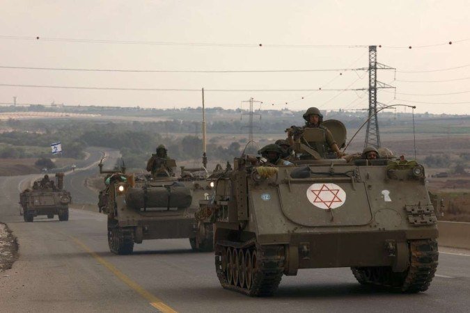 Soldados israelenses viajam em veículos blindados em direção à fronteira com a Faixa de Gaza em 16 de outubro de 2023, em meio às batalhas em curso entre Israel e o grupo Hamas - (crédito: MENAHEM KAHANA / AFP) Soldados israelenses viajam em veículos blindados em direção à fronteira com a Faixa de Gaza em 16 de outubro de 2023, em meio às batalhas em curso entre Israel e o grupo Hamas - (crédito: MENAHEM KAHANA / AFP)