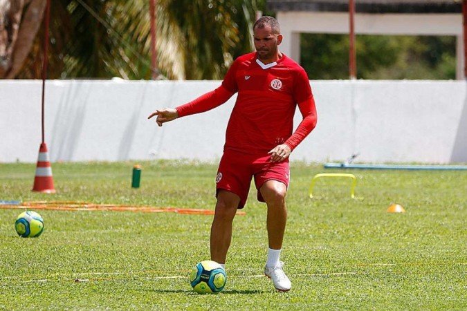 Wallace Pernambucano é o terceiro maior artilheiro do América-RN desde a fundação do clube potiguar em 1915 - (crédito: Canindé Pereira/América FC) Wallace Pernambucano é o terceiro maior artilheiro do América-RN desde a fundação do clube potiguar em 1915 - (crédito: Canindé Pereira/América FC)