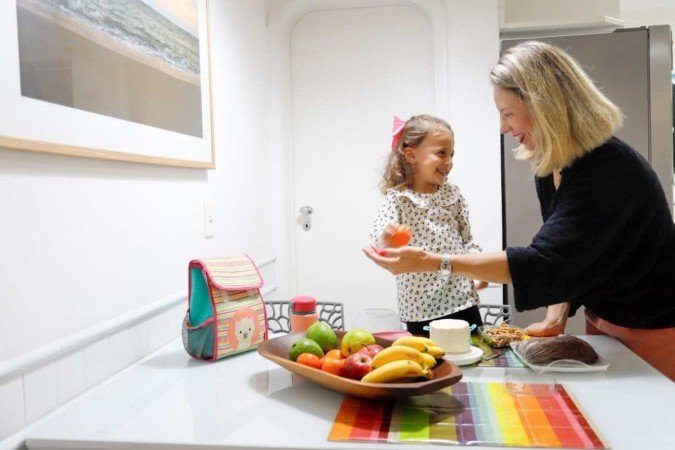Letícia Azeredo Diniz conta como é montar uma lancheira atrativa e natural para a filha Antonella, de 3 anos
- (crédito: Daniel Laviola/Divulgação) Letícia Azeredo Diniz conta como é montar uma lancheira atrativa e natural para a filha Antonella, de 3 anos
- (crédito: Daniel Laviola/Divulgação)