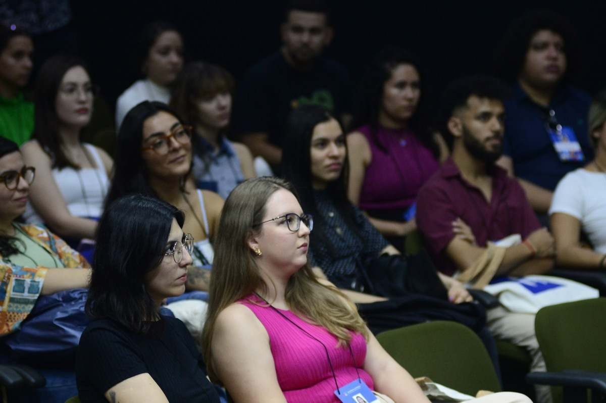 Alunos do curso de Jornalismo na Prática acompanham fala do presidente do Correio Braziliense, Guilherme Machado