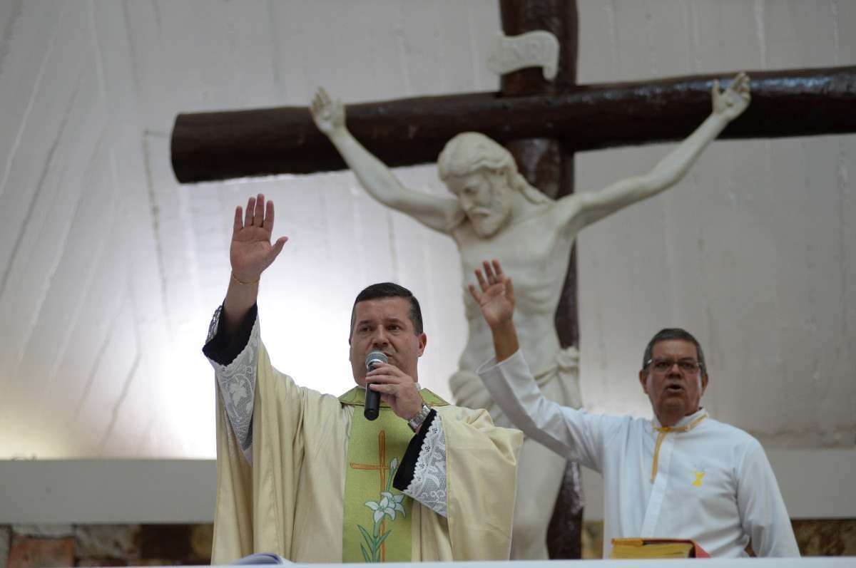 O padre Ideufonso Braz celebrou missas na paróquia da 905 Sul, em homenagem à Santa Edwiges