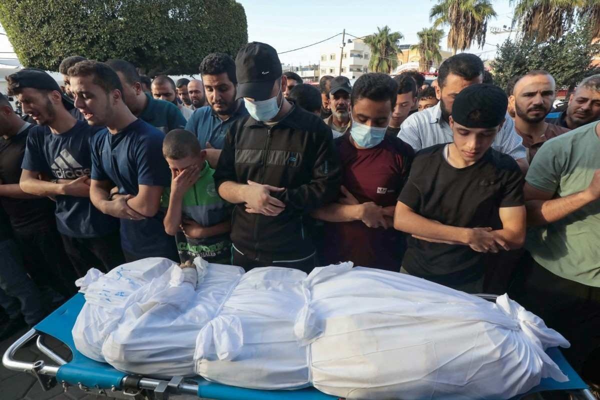 Palestinos diante do corpo de Ayman Nofal, um dos comandantes do Hamas, no campo de refugiados de Bureij