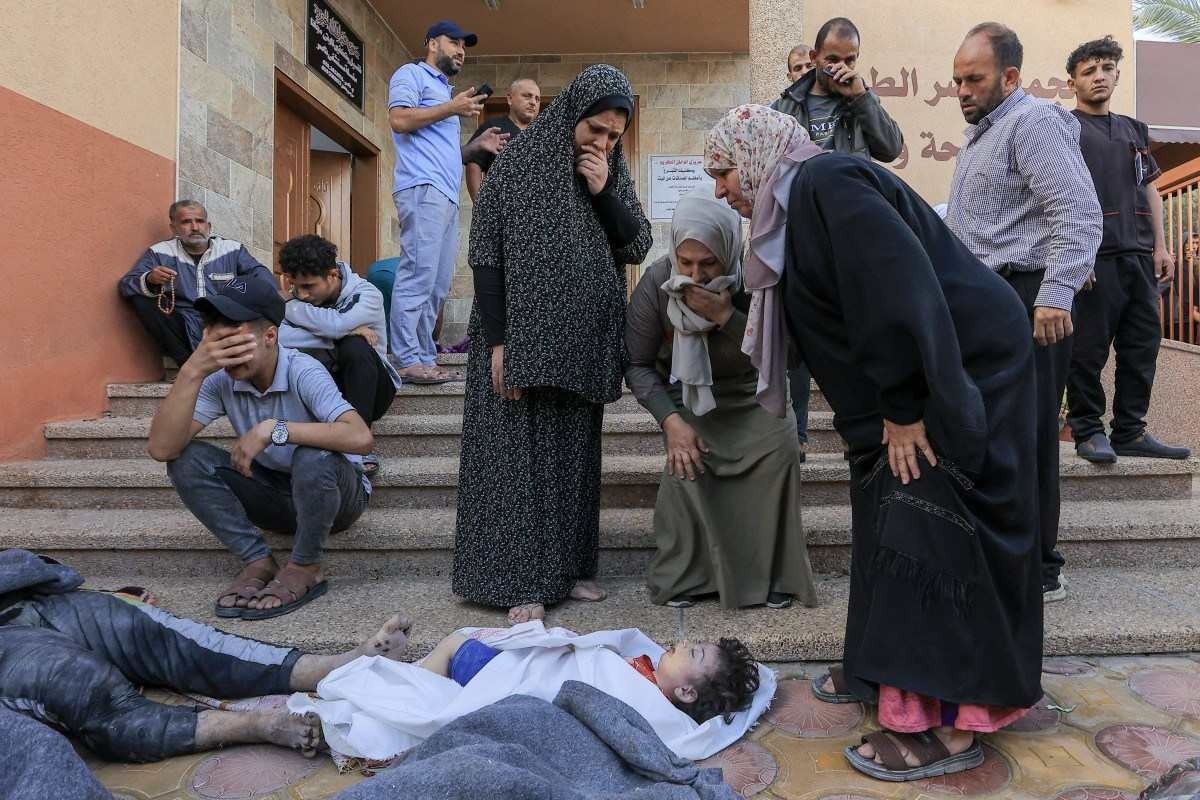 Familiares choram sobre o corpo de criança atingida por bombardeio em Khan Yunis