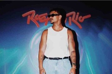 O rapper Xamã apostou na clássica camiseta branca com tênis para ir a um festival de rock -  (crédito: Reprodução/Instagram @euxama)