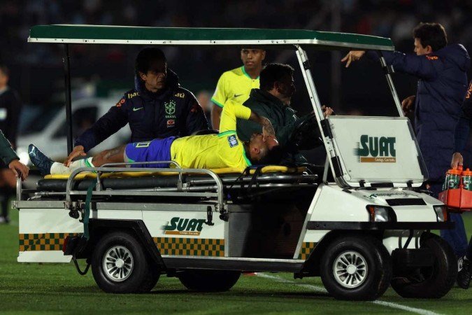 Neymar deixou o campo chorando em Montevidéu no primeiro tempo: exame diagnosticou rompimento ligamentar - (crédito: AFP) Neymar deixou o campo chorando em Montevidéu no primeiro tempo: exame diagnosticou rompimento ligamentar - (crédito: AFP)