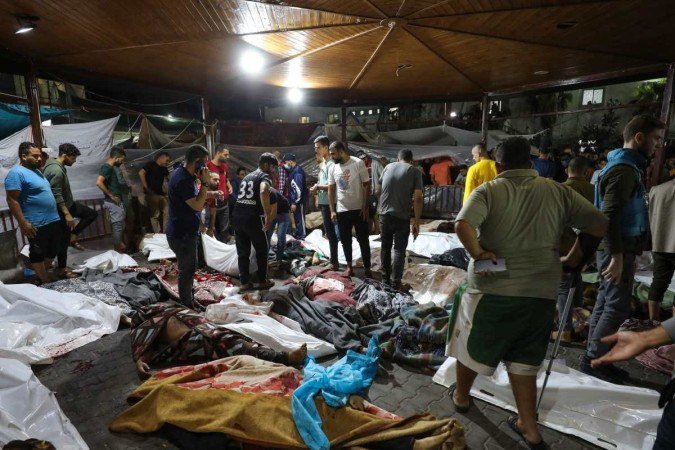 Moradores de Gaza observam corpos de palestinos atingidos durante o bombardeio ao Hospital Batista Ahli Arab - (crédito: Dawood Nemer/AFP) Moradores de Gaza observam corpos de palestinos atingidos durante o bombardeio ao Hospital Batista Ahli Arab - (crédito: Dawood Nemer/AFP)