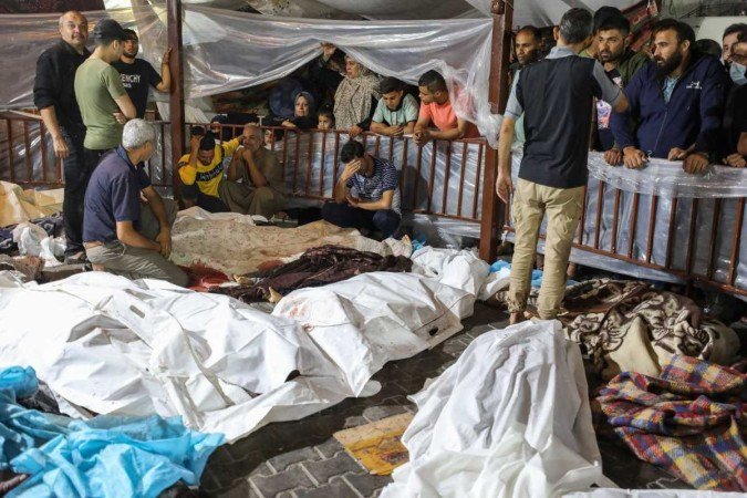 Os bombardeios no hospital Al-Ahli Arab deixaram de 500 a 800 palestinos mortos, estima o Ministério de Saúde de Gaza - (crédito: AFP) Os bombardeios no hospital Al-Ahli Arab deixaram de 500 a 800 palestinos mortos, estima o Ministério de Saúde de Gaza - (crédito: AFP)