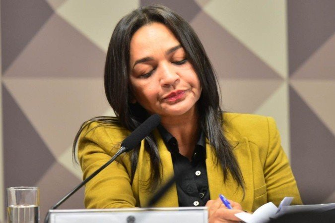 Eliziane leu as mais de mil páginas sem interrupções. Mas, para hoje, espera-se clima de guerra na sessão -  (crédito: Ed Alves/CB/D.A Press)