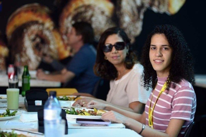 Geovana Ramos, 25, almoça na rua há cerca de um mês com colegas de trabalho