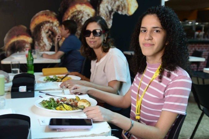 Geovana Ramos, 25, almoça na rua há cerca de um mês com colegas de trabalho - (crédito: Marcelo Ferreira/CB/D.A Press) Geovana Ramos, 25, almoça na rua há cerca de um mês com colegas de trabalho - (crédito: Marcelo Ferreira/CB/D.A Press)