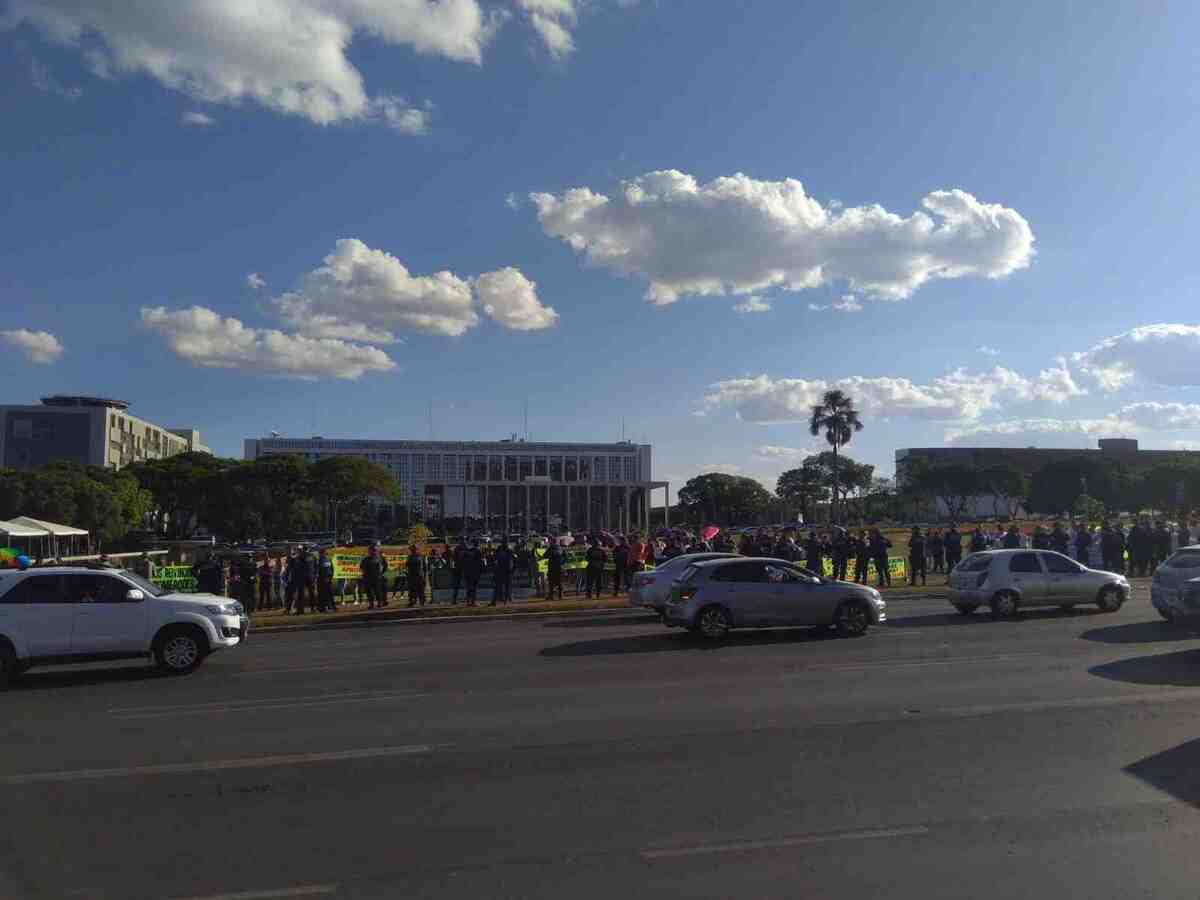 Manifestantes enfrente ao Palácio do Buriti  -  (crédito: Arquivo cedido ao Correio)