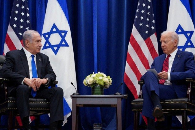 O presidente dos EUA, Joe Biden (à direita), conversa com o primeiro-ministro israelense, Benjamin Netanyahu, durante a 78ª Assembleia Geral da ONU na cidade de Nova York, EUA, 20 de setembro de 2023 - (crédito: Reuters) O presidente dos EUA, Joe Biden (à direita), conversa com o primeiro-ministro israelense, Benjamin Netanyahu, durante a 78ª Assembleia Geral da ONU na cidade de Nova York, EUA, 20 de setembro de 2023 - (crédito: Reuters)