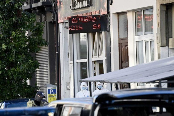  Policiais belgas do serviço forense estão do lado de fora do café Al Khaima, na área de Schaerbeek, em Bruxelas, em 17 de outubro de 2023, onde o suposto autor do ataque em Bruxelas foi morto a tiros durante uma intervenção policial -  (crédito: JOHN THYS / AFP)