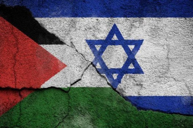 Os destroços de moradia palestina destruída em ataques israelenses no centro da Faixa de Gaza, em 15 de outubro - (crédito: Getty Images) Os destroços de moradia palestina destruída em ataques israelenses no centro da Faixa de Gaza, em 15 de outubro - (crédito: Getty Images)