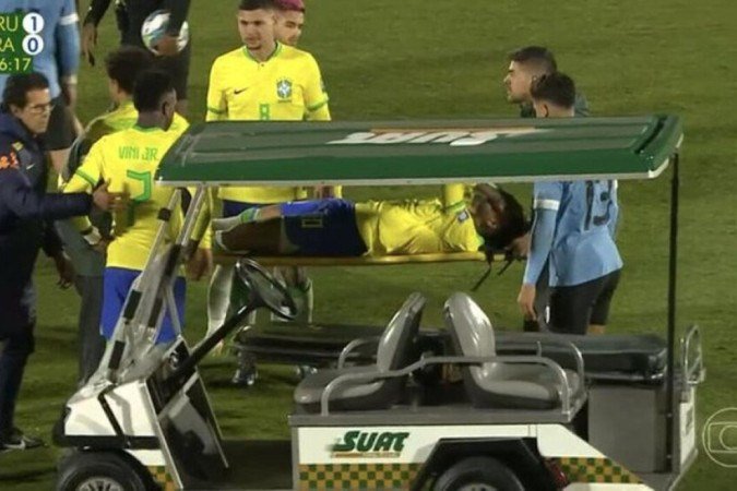 Neymar se machuca contra o Uruguai e deixa o campo chorando - (crédito: Jogada10) Neymar se machuca contra o Uruguai e deixa o campo chorando - (crédito: Jogada10)