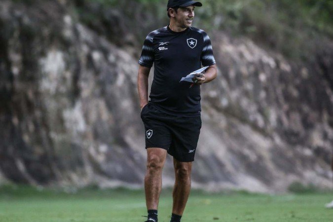 Sequência de resultados negativos faz diretoria buscar outro treinador para reta final - (crédito: Arthur Barreto/Botafogo) Sequência de resultados negativos faz diretoria buscar outro treinador para reta final - (crédito: Arthur Barreto/Botafogo)
