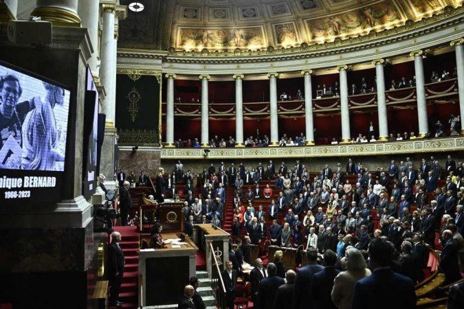Deputados franceses fazem um minuto de silêncio em homenagem ao professor Dominique Bernard, morto em um atentado em 13 de outubro de 2023 - (crédito: JULIEN DE ROSA / AFP) Deputados franceses fazem um minuto de silêncio em homenagem ao professor Dominique Bernard, morto em um atentado em 13 de outubro de 2023 - (crédito: JULIEN DE ROSA / AFP)