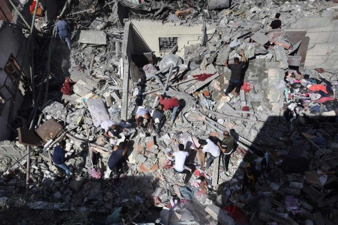 Mais de 5 mil pessoas já morreram, sendo 1,4 mil em território israelense e 3,7 em Gaza - (crédito: MOHAMMED ABED / AFP) Mais de 5 mil pessoas já morreram, sendo 1,4 mil em território israelense e 3,7 em Gaza - (crédito: MOHAMMED ABED / AFP)