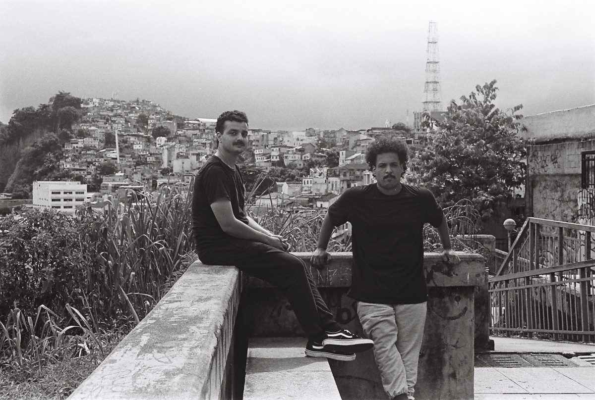 Em show, a dupla carioca Gorduratrans mergulha na música experimental