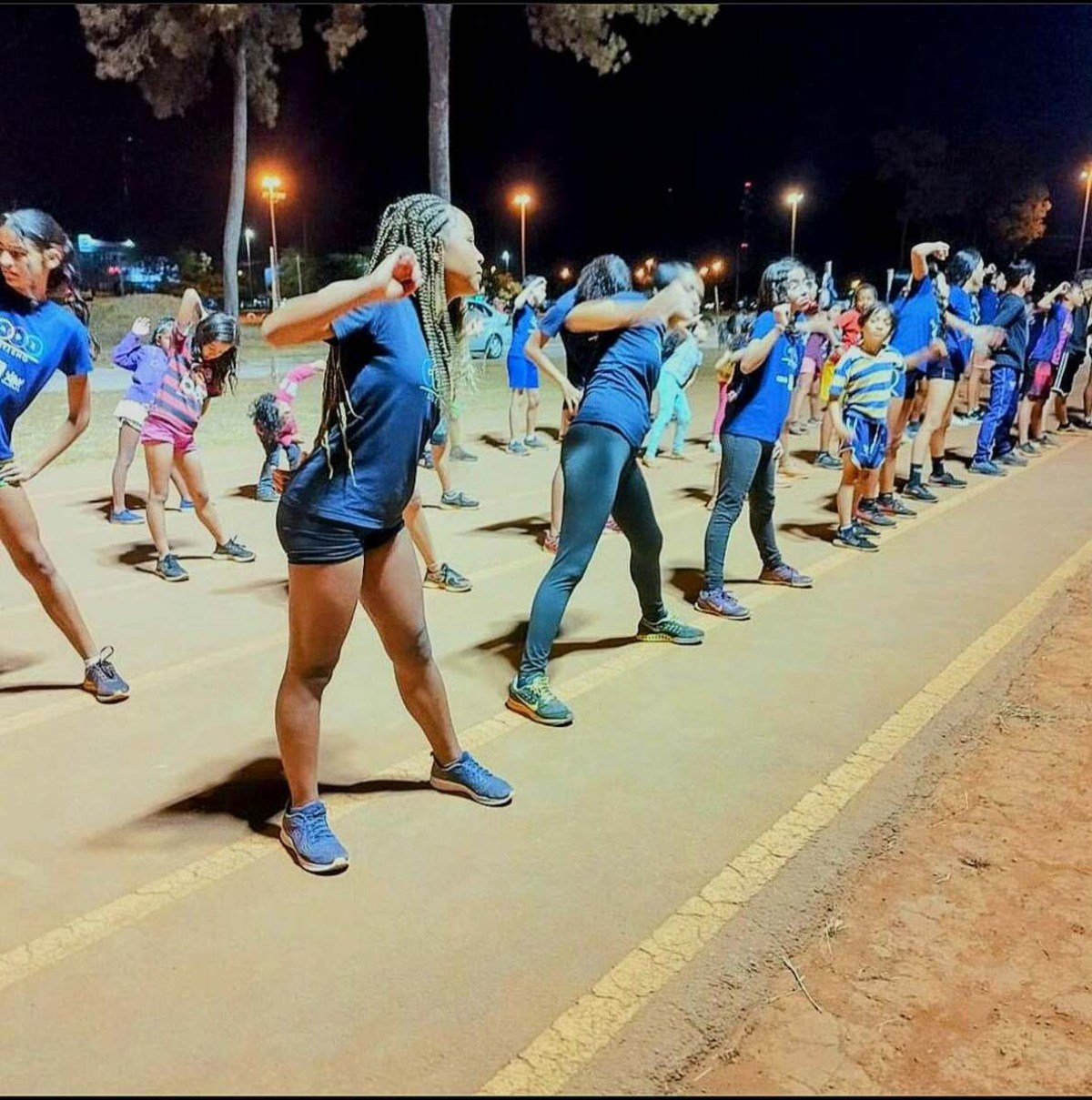 Sem ajuda de governos, projeto muda a realidade de crianças e adolescentes