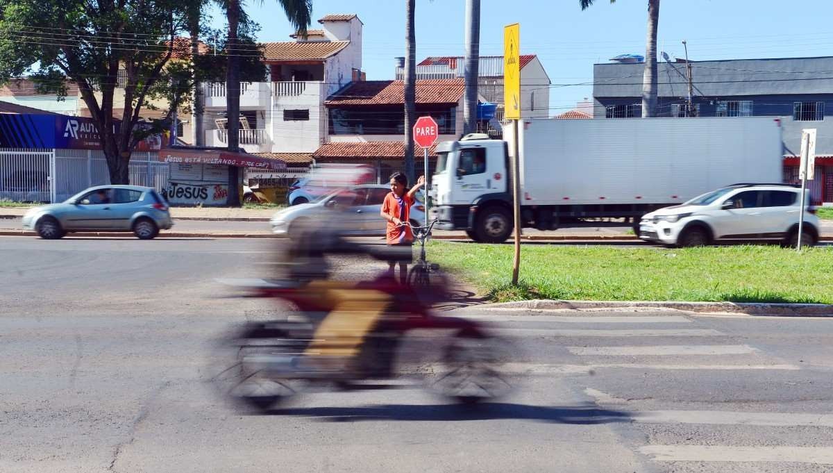 No Guará 2, criança estende a mão para atravessar e motociclista ignora