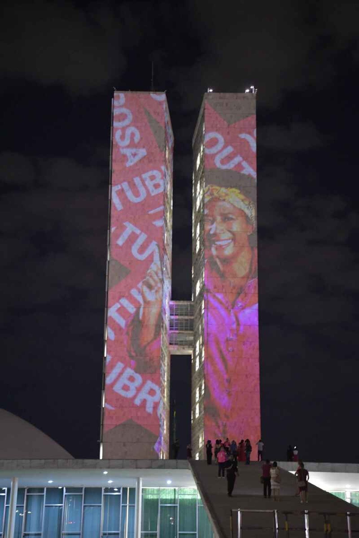 Congresso Nacional recebe proje&ccedil;&atilde;o com fotos de mulheres que sobreviveram ao c&acirc;ncer de mama, frases de conscientiza&ccedil;&atilde;o sobre o c&acirc;ncer de mama e dados da incid&ecirc;ncia da doen&ccedil;a no pa&iacute;s.     