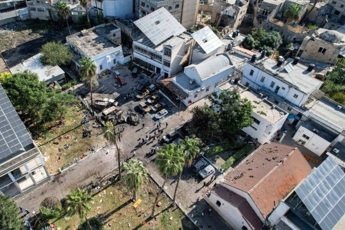 Esta foto tirada em 18 de outubro de 2023 mostra uma vista aérea do complexo que abriga o hospital Ahli Arab na cidade de Gaza após uma explosão noturna. - (crédito: Shadi AL-TABATIBI/AFP) Esta foto tirada em 18 de outubro de 2023 mostra uma vista aérea do complexo que abriga o hospital Ahli Arab na cidade de Gaza após uma explosão noturna. - (crédito: Shadi AL-TABATIBI/AFP)