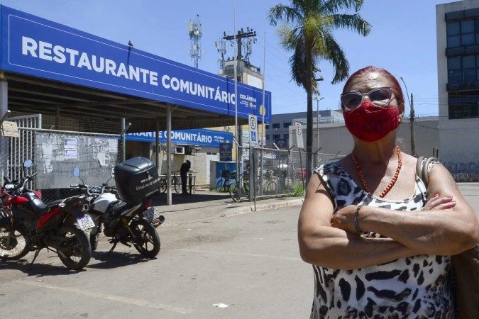 Às vezes, Sebastiana Gomes almoça e leva marmita para casa