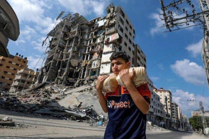 Um jovem palestino carregando pão na Cidade de Gaza - (crédito: EPA-EFE/REX/Shutterstock) Um jovem palestino carregando pão na Cidade de Gaza - (crédito: EPA-EFE/REX/Shutterstock)