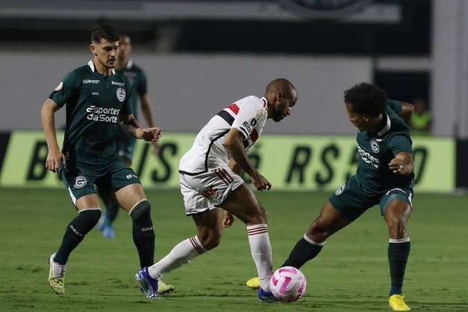 São Paulo perde para o Goiás e segue sem vencer fora de casa - (crédito: Jogada10) São Paulo perde para o Goiás e segue sem vencer fora de casa - (crédito: Jogada10)