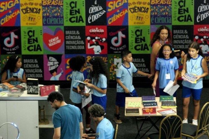     18/10/2023 Fonte: Carlos Vieira/CB/DA Press.  BrasiliaDF.  Sono uno studente.  Fiera della scienza, Centro congressi. 