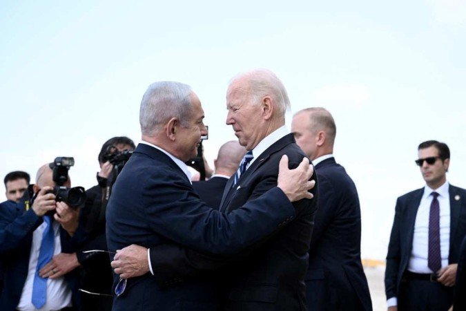 O primeiro-ministro de Israel, Benjamin Netanyahu, cumprimenta o presidente dos EUA, Joe Biden - (crédito: BRENDAN SMIALOWSKI/AFP) O primeiro-ministro de Israel, Benjamin Netanyahu, cumprimenta o presidente dos EUA, Joe Biden - (crédito: BRENDAN SMIALOWSKI/AFP)