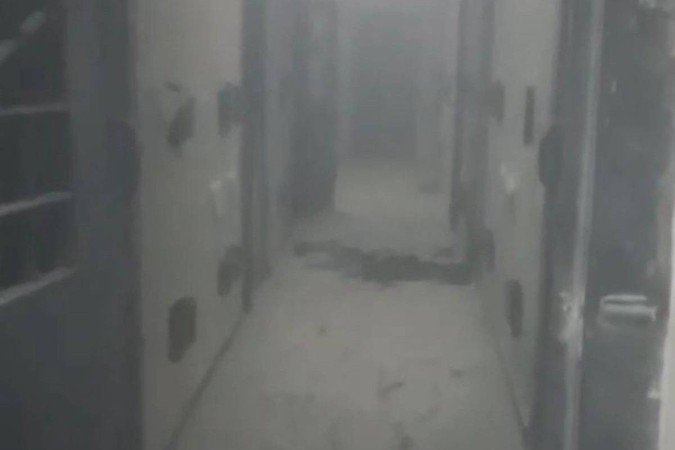 Os agentes usaram extintores de incêndio e, na vistoria em um dos quartos, encontraram espumas de colchão em chamas. Três adolescentes foram encaminhados à delegacia por suspeita de princípio de motim - (crédito: Material cedido ao Correio) Os agentes usaram extintores de incêndio e, na vistoria em um dos quartos, encontraram espumas de colchão em chamas. Três adolescentes foram encaminhados à delegacia por suspeita de princípio de motim - (crédito: Material cedido ao Correio)