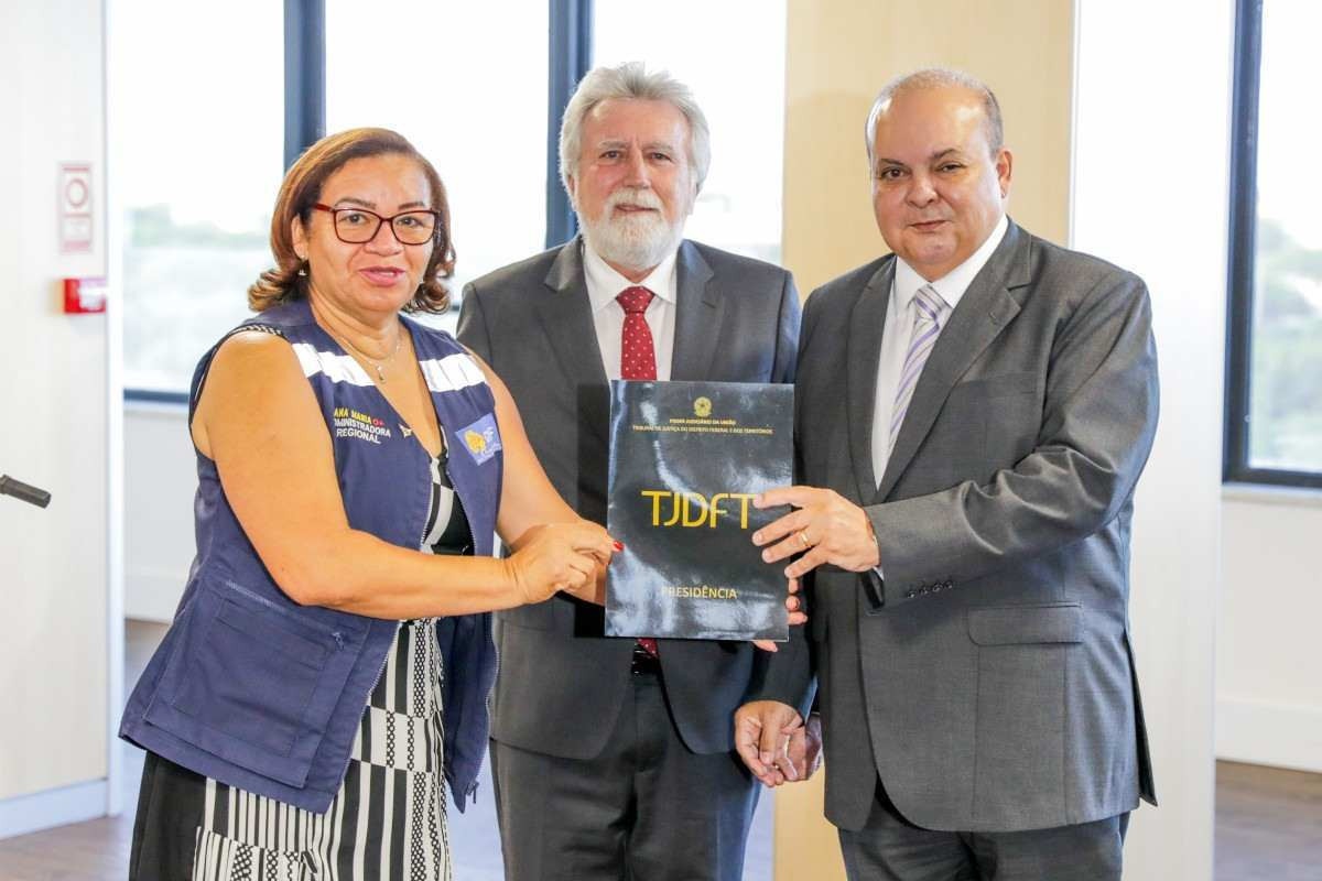 Administradora do Riacho Fundo, Ana Maria da Silva, recebe doação de itens do presidente do TJDFT, José Cruz Macedo,  ao lado do governador Ibaneis Rocha