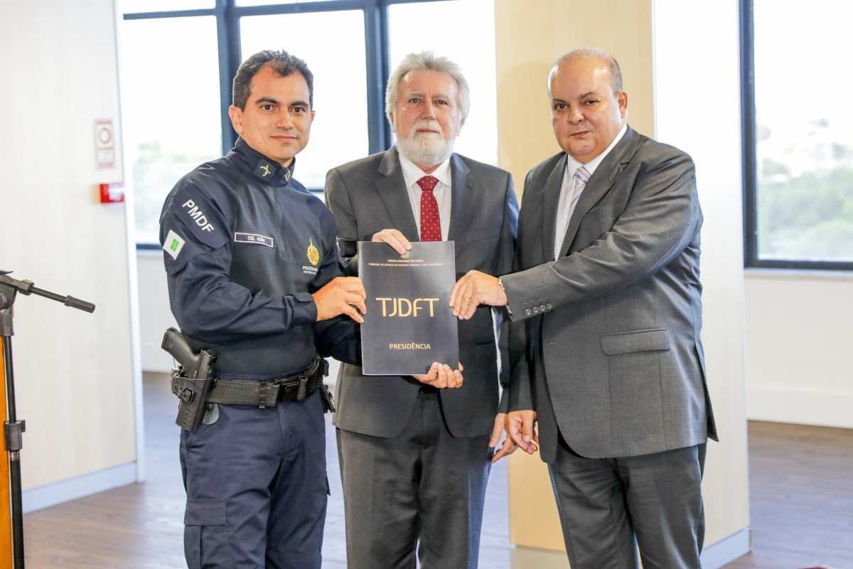 Comandante-geral da PMDF, Adão Teixeira de Macedo, recebe doação de itens do presidente do TJDFT, José Cruz Macedo,  ao lado do governador Ibaneis Rocha