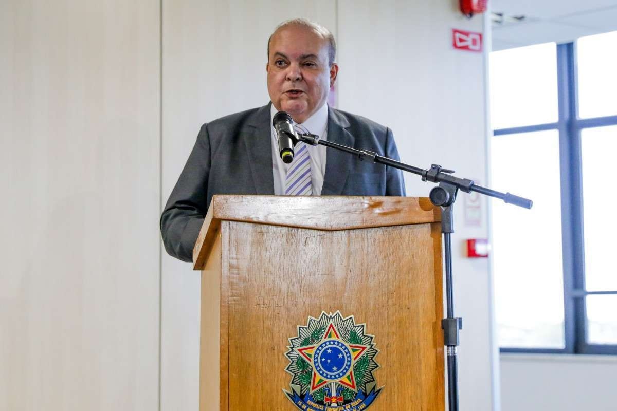 Governador do DF, Ibaneis Rocha, discursa em cerimônia do TJDFT de doação de itens a órgãos do GDF