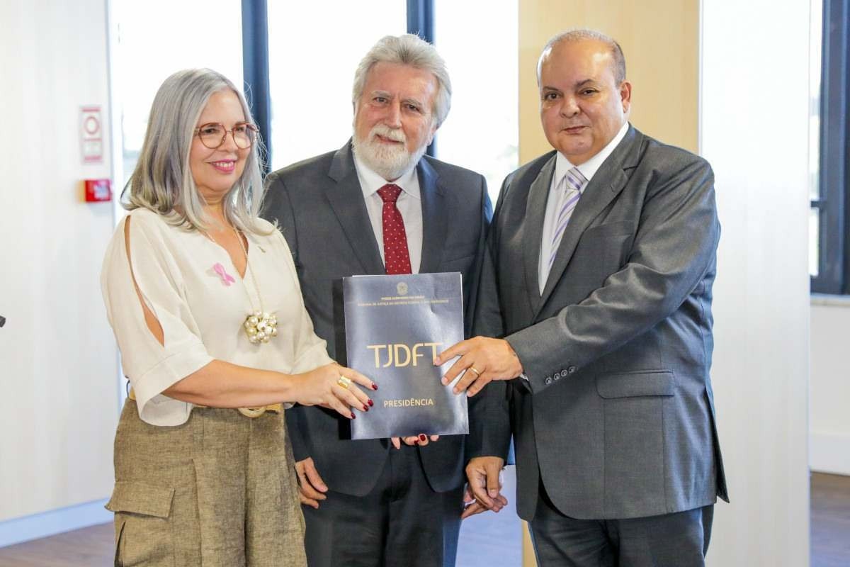 Secretária de Educação, Hélvia Paranaguá, recebe doação de itens do presidente do TJDFT, José Cruz Macedo,  ao lado do governador Ibaneis Rocha
