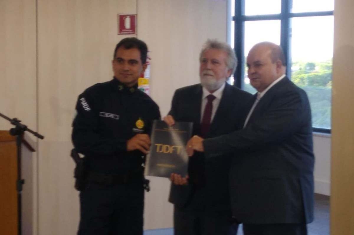 Ibaneis Rocha ao lado do presidente do TJDFT, desembargador Cruz Macedo, com o comandante-geral da PMDF, Adão Teixeira