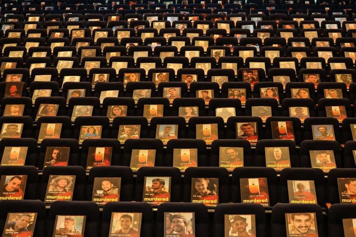 Fotos de mortos, desaparecidos ou sequestrados são colocadas sobre poltronas de auditório da Universidade de Tel Aviv 