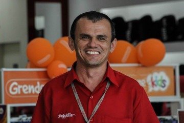 Vendedor de calçados Clediston Paiva, 33, foi efetivado no começo deste ano após contrato temporário -  (crédito:  Kayo Magalhães/CB/D.A Press)