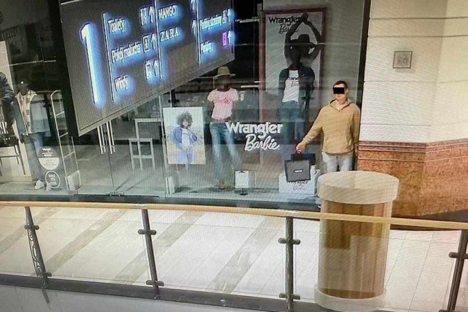 Homem é acusado de se passar por manequim em vitrine para roubar joias -  (crédito: Divulgação / Polícia de Varsóvia)