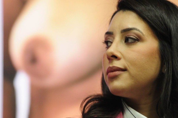 Correio Braziliense realiza o evento 'Câncer de mama: uma rede de cuidados', no auditório do jornal com a presença de especialistas na área e apresentação das jornalistas Carmen Souza, Sibele Negromonte e Adriana Bernardes. Na foto, Rafaela Pereira Costa, oncologista. - (crédito: Carlos Vieira/CB) Correio Braziliense realiza o evento 'Câncer de mama: uma rede de cuidados', no auditório do jornal com a presença de especialistas na área e apresentação das jornalistas Carmen Souza, Sibele Negromonte e Adriana Bernardes. Na foto, Rafaela Pereira Costa, oncologista. - (crédito: Carlos Vieira/CB)
