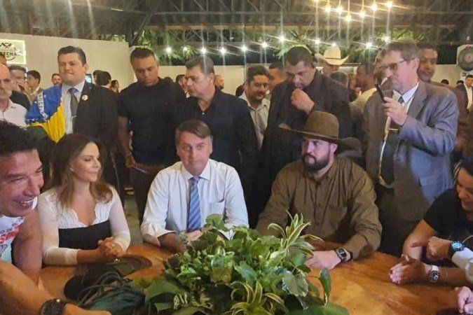 Bolsonaro durante lançamento de frente parlamentar, ao lado do deputado Zé Trovão e da cantora Sula Miranda - (crédito: Correio Braziliense) Bolsonaro durante lançamento de frente parlamentar, ao lado do deputado Zé Trovão e da cantora Sula Miranda - (crédito: Correio Braziliense)