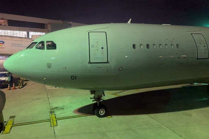 A aeronave pousou no Aeroporto Internacional do Galeão às 3h desta quinta-feira (19/10) - (crédito: FAB/Divulgação) A aeronave pousou no Aeroporto Internacional do Galeão às 3h desta quinta-feira (19/10) - (crédito: FAB/Divulgação)