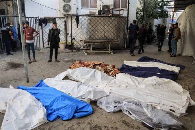 corpos de palestinos cobertos após serem mortos em um ataque aéreo israelense, em um hospital em Rafah, no sul da Faixa de Gaza - (crédito: SAID KHATIB / AFP) corpos de palestinos cobertos após serem mortos em um ataque aéreo israelense, em um hospital em Rafah, no sul da Faixa de Gaza - (crédito: SAID KHATIB / AFP)