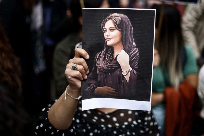 Um manifestante segura um retrato de Mahsa Amini durante uma manifestação em seu apoio em frente à embaixada iraniana em Bruxelas em 23 de setembro de 2022 - (crédito: KENZO TRIBOUILLARD / AFP) Um manifestante segura um retrato de Mahsa Amini durante uma manifestação em seu apoio em frente à embaixada iraniana em Bruxelas em 23 de setembro de 2022 - (crédito: KENZO TRIBOUILLARD / AFP)