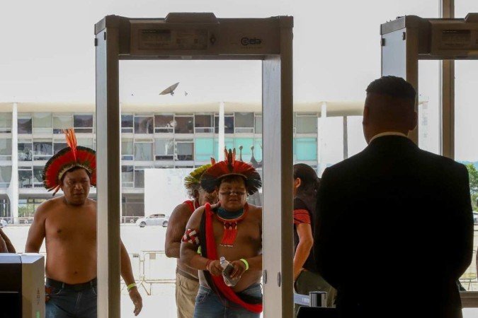 Indígenas entram no Supremo no dia que o STF derrubou a tese do marco temporal - (crédito: Antônio Cruz/Agência Brasil) Indígenas entram no Supremo no dia que o STF derrubou a tese do marco temporal - (crédito: Antônio Cruz/Agência Brasil)