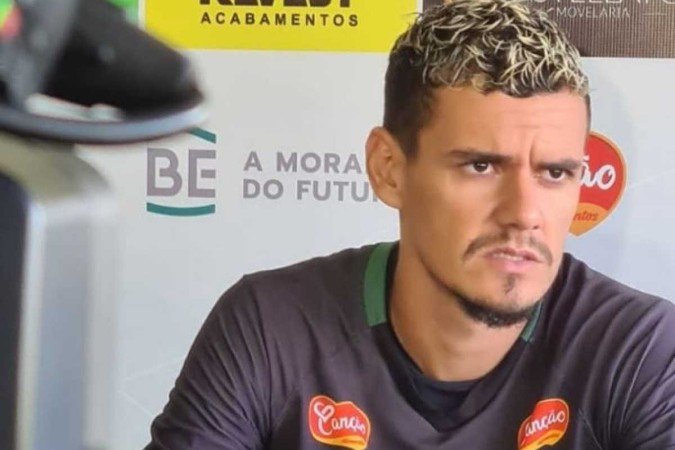 Romarinho, novo meia do Capital, tem passagens por clubes tradicionais no Brasil, jogou na ArÃ¡bia Saudita e esteve em vitÃ³ria histÃ³rica contra o Flamengo, pela Copa do Brasil -  (crédito: Rodrigo AraÃºjo/MaringÃ¡)