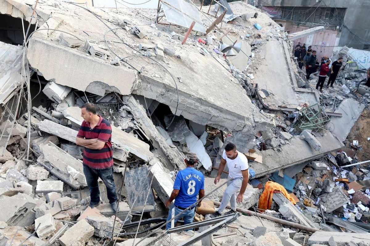 Palestinos revistam o anexo destruído da Igreja Ortodoxa Grega de Santo Porfírio que foi bombardeada em ataque à Cidade de Gaza em 20 de outubro de 2023