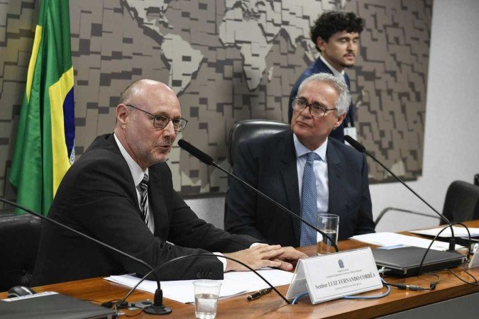 Corrêa com Renan na sabatina que levou dois meses para sair: garantia ao senador de indicações técnicas - (crédito: Roque de Sá/Agência Senado) Corrêa com Renan na sabatina que levou dois meses para sair: garantia ao senador de indicações técnicas - (crédito: Roque de Sá/Agência Senado)